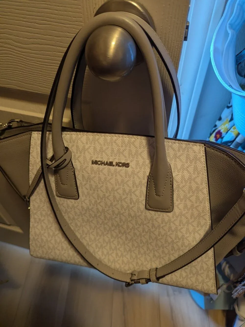 Michael Kors set large bag wristlet and leather conditioning set
